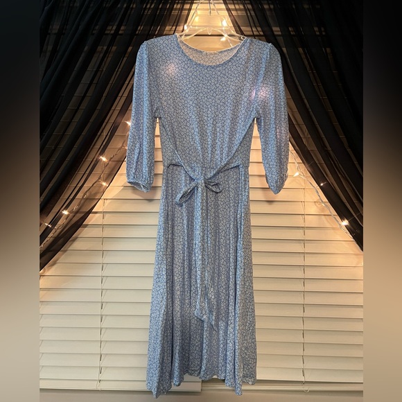 Dresses & Skirts - Blue floral boutique dress!!